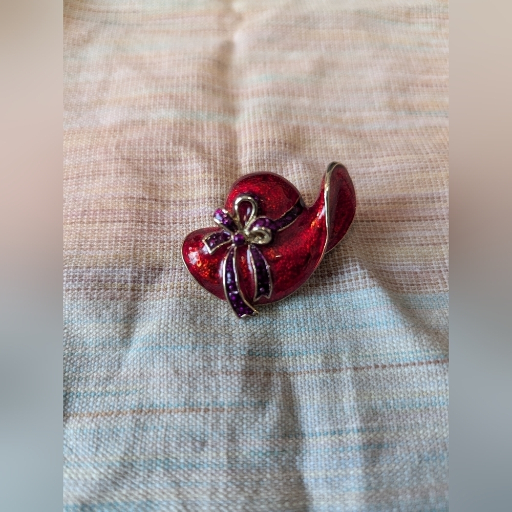 Vintage Red Hat Brooch: Add a Touch of Colorful Elegance to Your Outfit